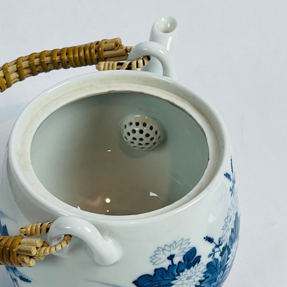 Japanese Dobin Floral Arita-yaki Porcelain Debeso Blue White Teapot - Picture 3 of 7